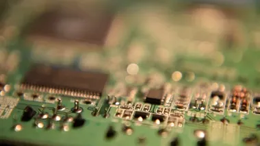 Laboratuvarda lehimleyerek akıllı telefonun ana kartını tamir eden teknisyen elinin yakın çekimi. bilgisayar donanımı, cep telefonu, elektronik, onarım, güncelleme ve teknoloji kavramı.