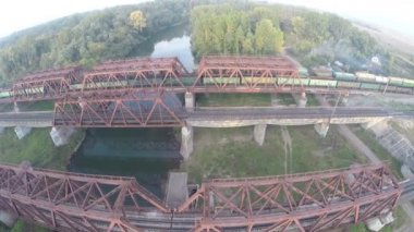 Hava görüntüsü. Demiryolu köprüsü. Nehir, Rusya, Ufa