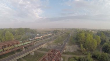 Hava görüntüsü. Demiryolu köprüsü. Nehir, Rusya, Ufa