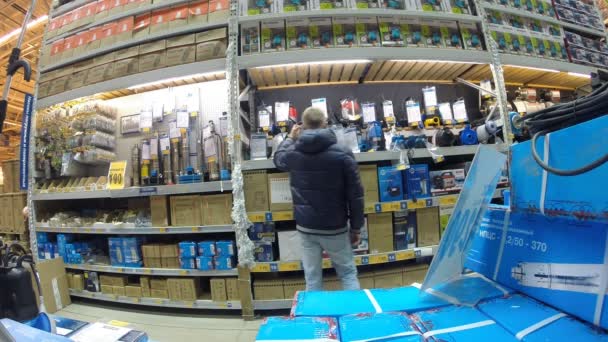 Oufa Russie Juillet 2014 Homme Fait Shopping Dans Département Quincaillerie — Video