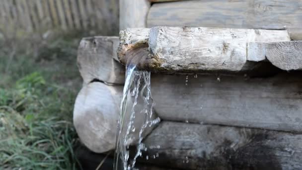 Eau de source, source de puits en bois eau claire  