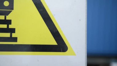 Demiryolu geçidine yakın çekim, işaret, yük treni