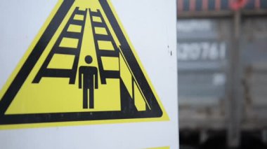 Demiryolu geçidine yakın çekim, işaret, yük treni