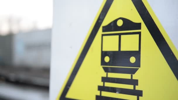 Demiryolu Geçidine Yakın Çekim Işaret Yük Treni — Stok video