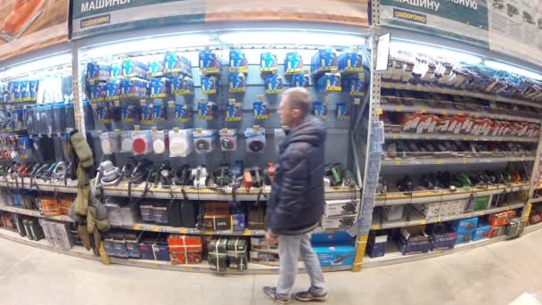 ロシアのウファ 2014年7月29日 男はCastorama店のハードウェア部門で買い物をしています — ストック動画