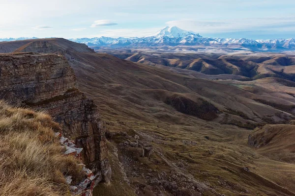 Plateau Bermamyt vue d'Elbrus Images De Stock Libres De Droits