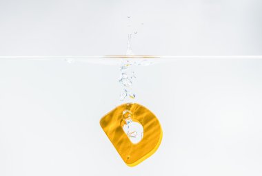 Sarı ahşap alfabe D suya beyaz arkaplan ve seçici odak ile düşer