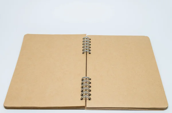 Открытая коричневая обычная ноутбук с белым фоном и выборочным фокусом — стоковое фото