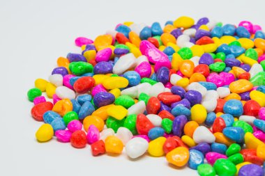 Beyaz arka plan ve seçici odak renkli taş