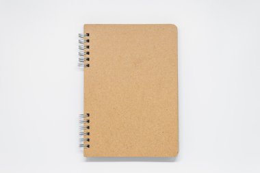 Beyaz arka plan ve seçici odak halkası ile kahverengi düz defter