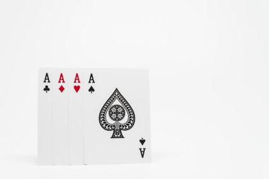 Beyaz arka plan ve seçici odak kartların dört Ace
