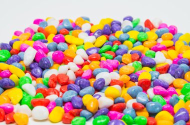 Beyaz arka plan ve seçici odak renkli taş