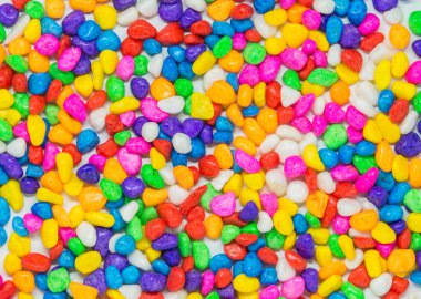 Beyaz arka plan ve seçici odak renkli taş desen