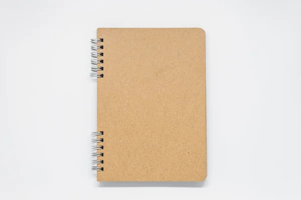 Notebook liso marrom com anel no fundo branco e foco seletivo — Fotografia de Stock