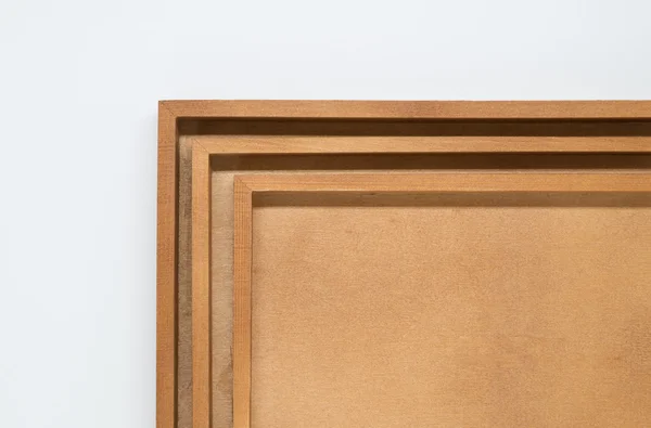 Rand von drei Holztabletts auf weißem Hintergrund und selektiver Fokus — Stockfoto
