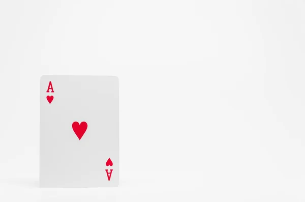 Cartão Ace coração vermelho no fundo branco e foco seletivo — Fotografia de Stock