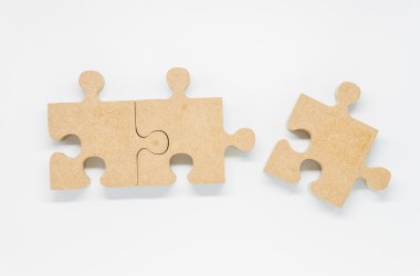 Üç parça beyaz arka plan üzerinde ahşap puzzle