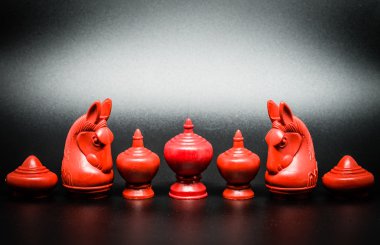 Seçici odak siyah zemin üzerine kırmızı Tay satranç taşını grup