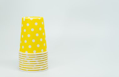 Sarı kağıt bardak beyaz arka plan ve seçici odak yığını