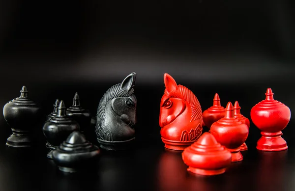 Grupo negro y rojo de piezas de ajedrez tailandesas desafían sobre fondo negro y enfoque selectivo — Foto de Stock