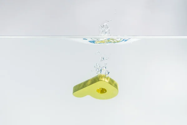 Alfabeto amarillo de madera P gota en el agua con fondo blanco y enfoque selectivo — Foto de Stock