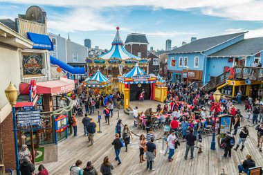 San Francisco, Amerika Birleşik Devletleri - 21 Kasım 2015: Pier 39 - Pier 39 bir alışveriş merkezi ve bir iskele San Francisco, Kasım 21, San Francisco, ABD içinde inşa popüler turistik olduğunu
