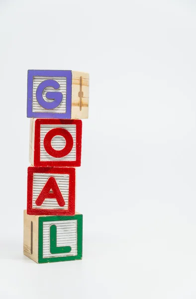 ЦЕЛЬ слово деревянный блок организовать в вертикальном стиле на белом фоне и избирательный фокус — стоковое фото