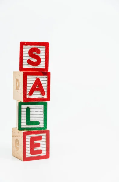 Verkoop woord houten blok regelen in verticale stijl op witte achtergrond en selectieve aandacht — Stockfoto