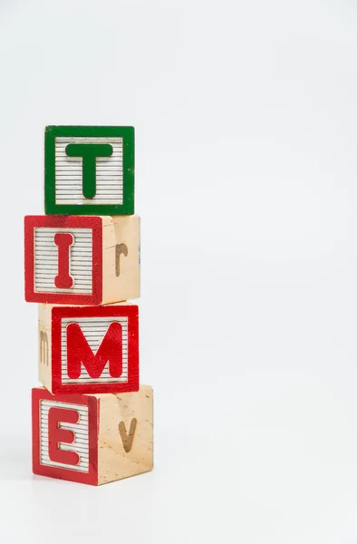 Zeit Wort Holzblock anordnen in vertikalem Stil auf weißem Hintergrund und selektivem Fokus — Stockfoto