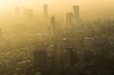 Şehir Manzaralı sisli sis ve Günbatımı ile akşam