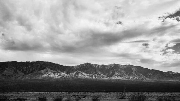 Hermoso color blanco y negro del paisaje montañoso del cañón rocoso en el fondo con cielo nublado — Foto de Stock