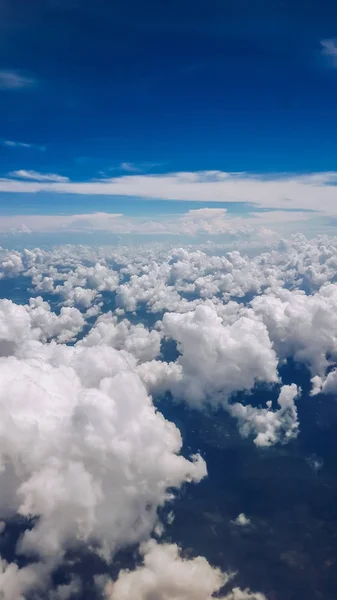Krásná skupina cloud s modrou oblohou v vertikální zobrazení — Stock fotografie