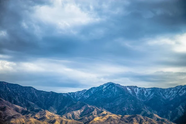 Krásné modré skalnatého kaňonu horská krajina s oblohou — Stock fotografie
