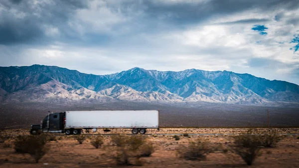 Blur Truck para objeto frontal com bela paisagem de montanha de cânion rochoso azul no fundo — Fotografia de Stock