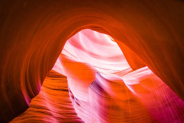 Piękne światło i kształty kolorowe Skały Jaskinia piasek w dolny Kanion antylopy w stylu Hdr — Zdjęcie stockowe