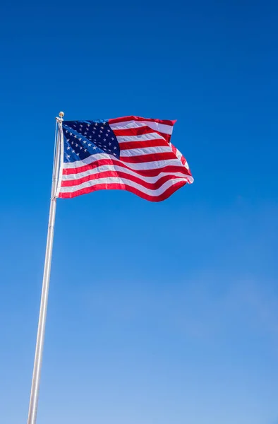 Etats-Unis Drapeau américain agitant avec fond ciel bleu clair en vue veritcique — Photo