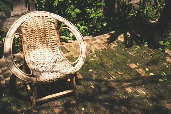 屋外ガーデンで古典的な籐の椅子を飾る — ストック写真