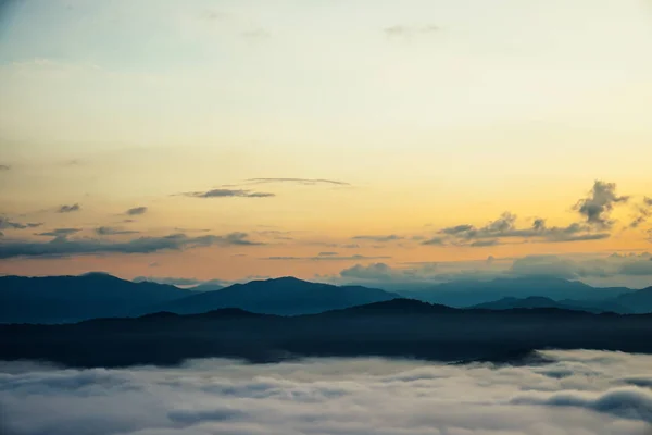 Krásné Moře Mlhy Ráno Vrstvou Horských Východ Slunce — Stock fotografie