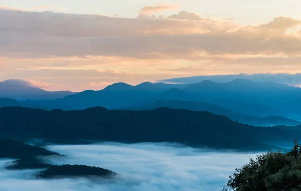 Krásné Moře Mlhy Ráno Vrstvou Horských Sunrise Scény — Stock fotografie