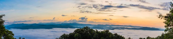 Mooie Zee Van Mist Ochtend Met Laag Van Berg Zonsopgang — Stockfoto