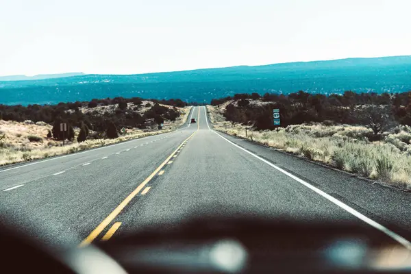 Straßenansicht Aus Dem Auto Hinter Der Konsole — Stockfoto