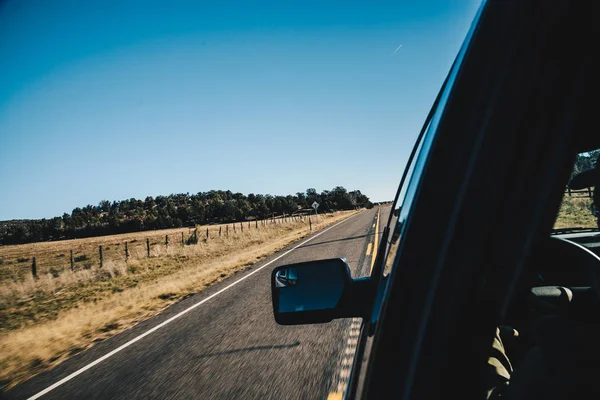 Movimiento Borroso Vista Carretera Con Espejo Lateral Desde Interior Del — Foto de Stock