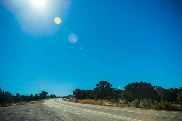 Bela Estrada Curva Com Céu Azul Brilho Sol — Fotografia de Stock