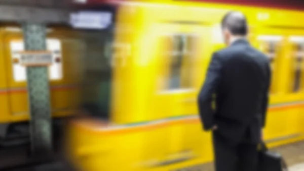 Sfocatura Passeggero Business Attesa Treno Metropolitana Nel Binario — Foto Stock