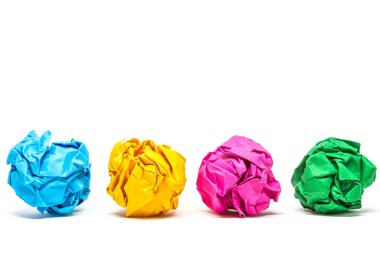 İzole kırpma yolu ile beyaz arka plan üzerinde renkli Crumpled kağıt topu