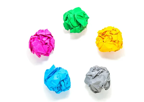 Cinco bolas de papel arrugadas de colores aisladas sobre fondo blanco con camino de recorte —  Fotos de Stock