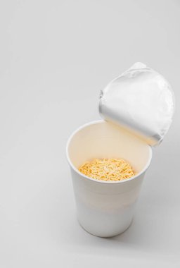 Kağıt bardak kırpma yolu ile beyaz arka plan üzerinde izole anlık erişte