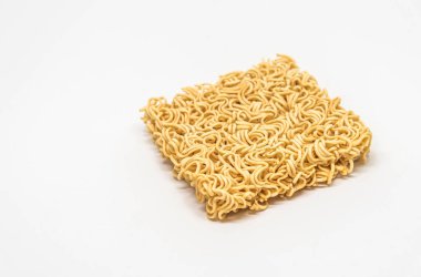 Kırpma yolu ile beyaz arka plan üzerinde izole anlık erişte