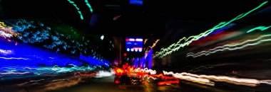 Renkli soyut Defocused hareket hız ışık yollar içinde gece sahnede arabadan bulanık