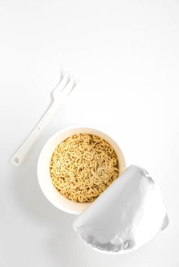 Kağıt bardak içinde izole anlık erişte üstten görünüm kırpma yolu ile beyaz arka plan üzerinde